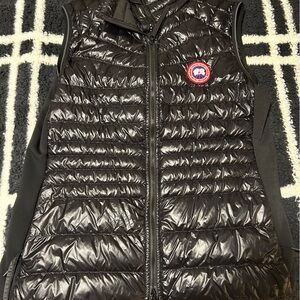 Women's size extra large HyBridge Lite Tech Canadian Goose vest.